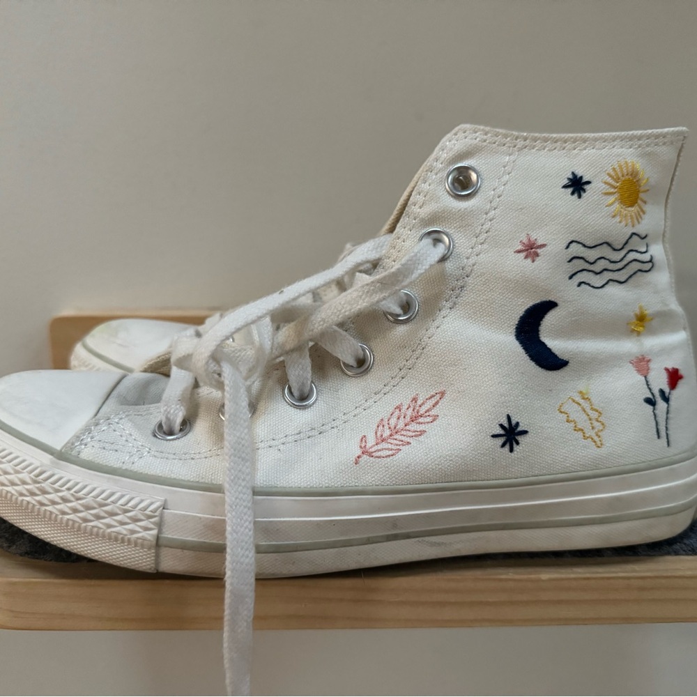 Custom Embroidered Converse Women’s 8
